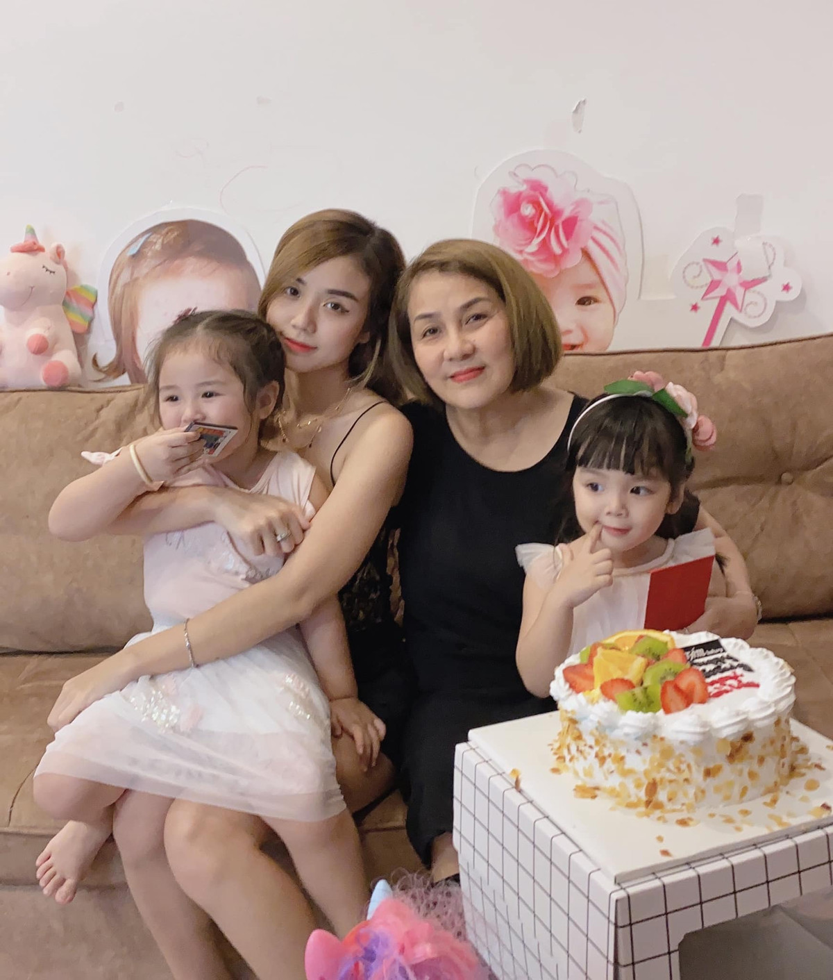 Trên trang cá nhân, vợ cũ của ca sĩ Hoài Lâm là Cindy Lư (tên thật Lư Hoàng Bảo Ngọc) đăng ảnh hạnh phúc bên mẹ và hai con gái Gà - Cún nhân ngày sinh nhật của bà.