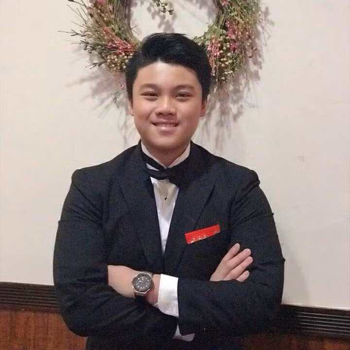 Trong một lần chúc mừng sinh nhật con trai, ông chủ phòng trà "Không tên" nhắn nhủ: "Happy birthday anh hai Bin của ba nhé... Chúc con thêm tuổi mới thật nhiều sức khoẻ, học giỏi và là chỗ dựa thật vững chắc cho các em con nhé! Ba yêu con!".