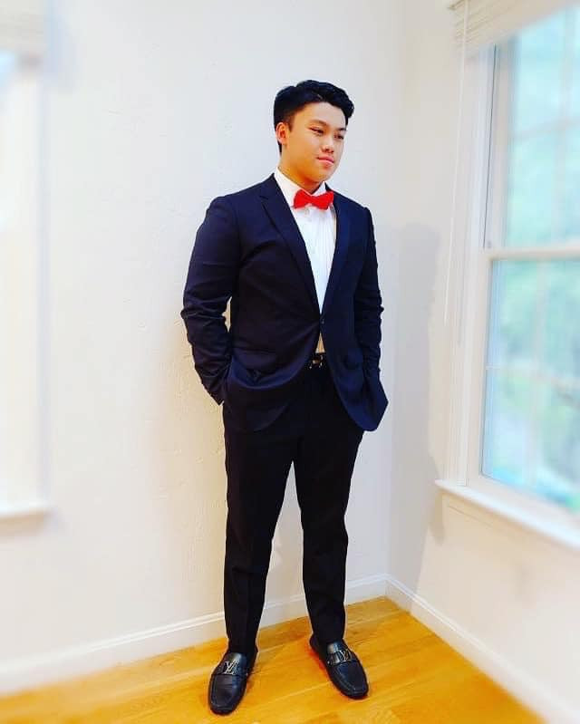 Con đầu của Đức Huy sở hữu vẻ ngoài bảnh bao, lịch lãm.