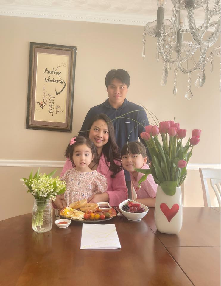 Chân dung mẹ ruột của con trai đầu đại gia Đức Huy. Được biết, chị đã lập gia đình với chồng Tây và có thêm hai con gái xinh xắn.