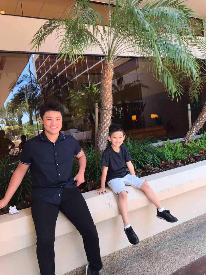 Qua những bức ảnh được bố chia sẻ, Nam Lê là một chàng trai tình cảm và yêu thương em.