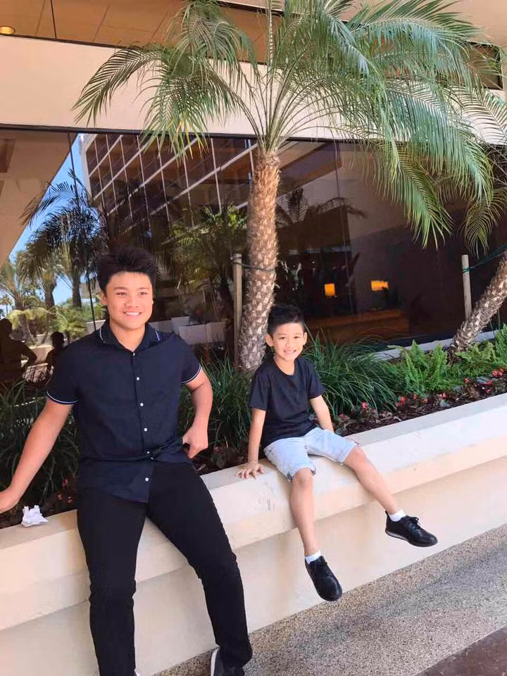 Qua những bức ảnh được bố chia sẻ, Nam Lê là một chàng trai tình cảm và yêu thương em.