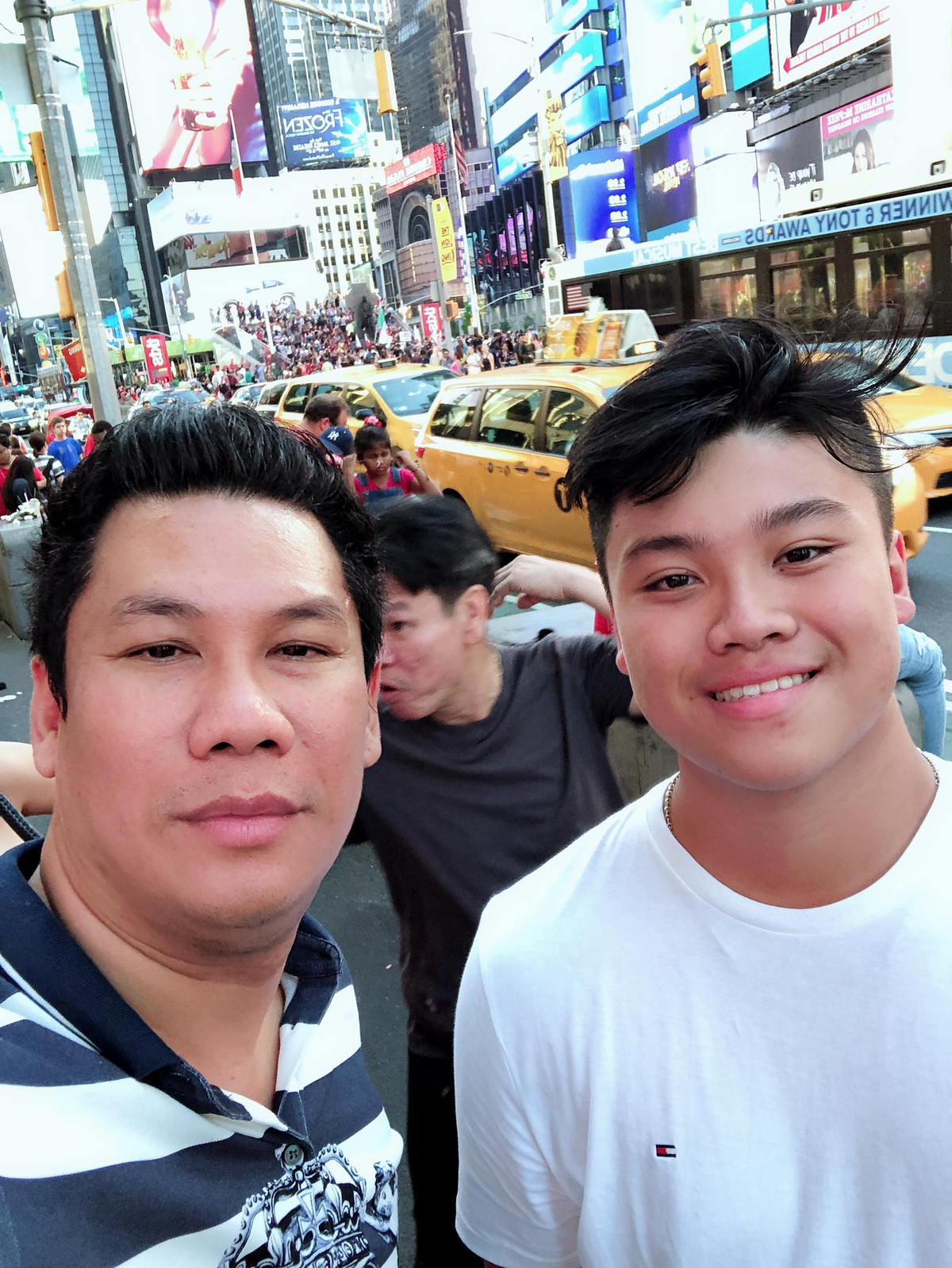 Trong quá khứ, Lệ Quyên cũng từng nhắc đến con trai riêng của chồng và cả hai có mối quan hệ tốt. Thời còn bên nhau, vợ chồng nữ ca sĩ cũng phải đấu tranh tư tưởng để con đầu của chồng sang Mỹ định cư cùng với mẹ đẻ.