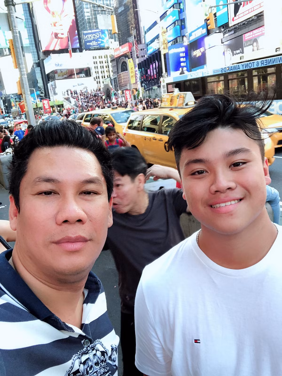 Trong quá khứ, Lệ Quyên cũng từng nhắc đến con trai riêng của chồng và cả hai có mối quan hệ tốt. Thời còn bên nhau, vợ chồng nữ ca sĩ cũng phải đấu tranh tư tưởng để con đầu của chồng sang Mỹ định cư cùng với mẹ đẻ.