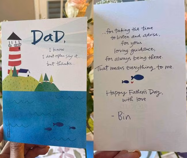 Trong bức ảnh của con trai được gửi về từ Mỹ mà đại gia Đức Huy chia sẻ, Nam Lê (tên ở nhà là Bin) viết thư tay gửi bố nhân Ngày của Cha.