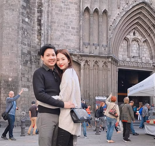 Đặng Thu Thảo và ông xã đại gia trải qua 4 năm hạnh phúc bên nhau. Cả hai kết hôn năm 2017 sau 1 năm tìm hiểu. Cuộc sống viên mãn, giàu sang của vợ chồng Hoa hậu Thu Thảo khiến bao người ghen tỵ.