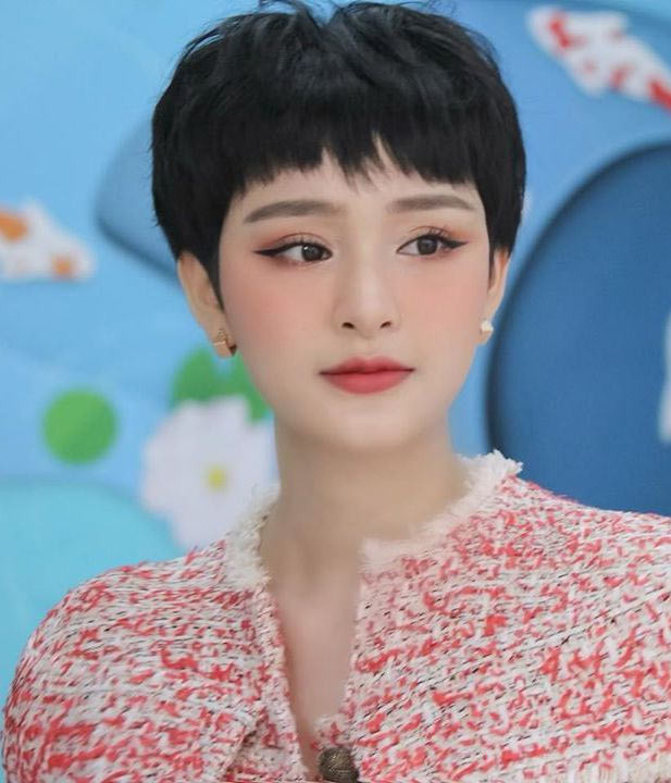 Sau khi giành giải Á quân Giọng hát Việt, nữ ca sĩ sinh năm 1997 đã có sự lột xác ngoạn mục. Khuôn mặt, kiểu tóc của cô thay đổi rõ rệt và nhận được nhiều lời khen xinh đẹp và cá tính.