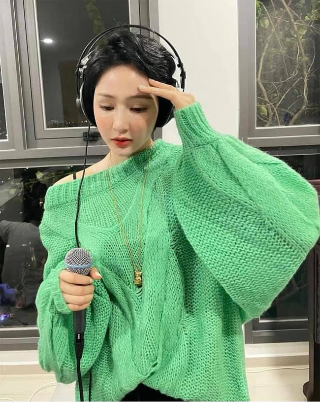 Khi nhìn xuống, trông Hiền Hồ càng khác lạ so với trước.