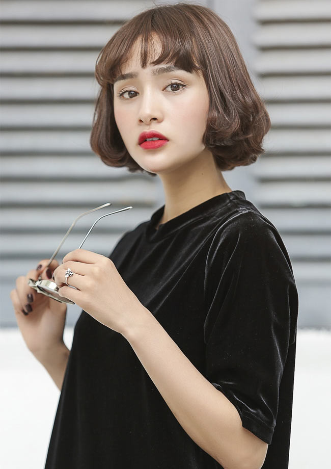 Năm 2017, Hiền Hồ tham gia cuộc thi Giọng hát Việt và nhan sắc của cô vẫn chưa được nuột nà như hiện tại.