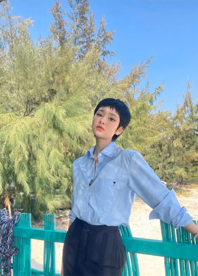 Nữ ca sĩ 9x tự tin với diện mạo mới của mình.