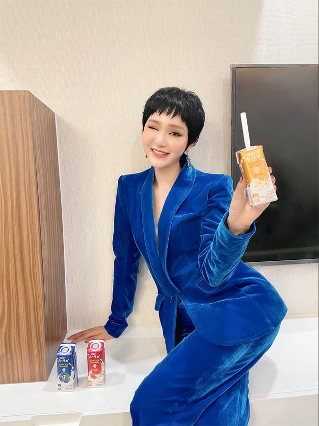 Nhiều cư dân mạng chê khuôn mặt Hiền Hồ cứng đơ và vô hồn hơn so với trước.