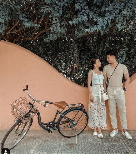 Cặp đôi thoải mái xuất hiện cùng nhau tại sự kiện, thường xuyên đi du lịch, thậm chí, "nữ hoàng phòng trà" còn đưa bạn trai về ra mắt gia đình.