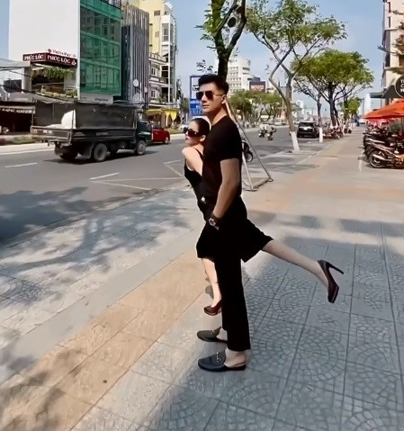  Lệ Quyên và Lâm Bảo Châu thoải mái thể hiện tình cảm chốn đông người.