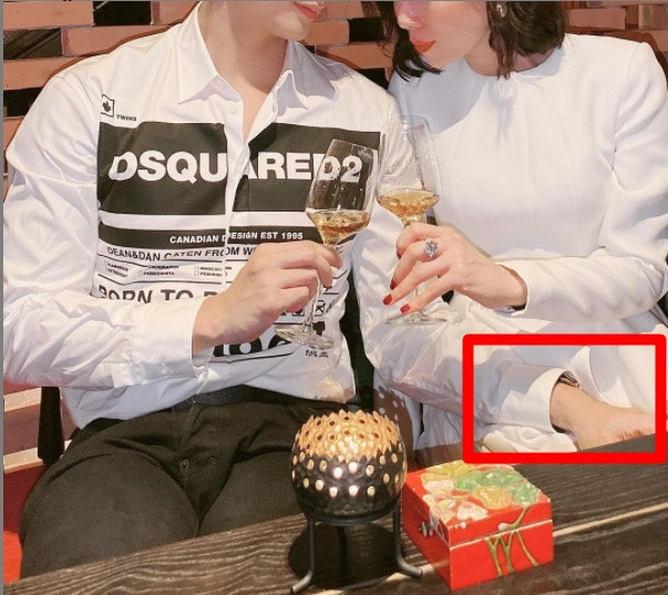 Dù không ít lần gây tranh cãi về cách thể hiện tình cảm, khoe khoang hơi "lố" trên mạng xã hội nhưng "nữ hoàng phòng trà" và tình trẻ vẫn thoải mái chia sẻ những khoảnh khắc đang rất hạnh phúc trong tình yêu.