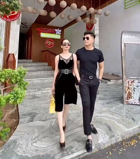 Trước đó, Lệ Quyên và tình trẻ kém 12 tuổi còn tung đoạn clip sánh đôi cực tình cảm. Tuy vậy, "bàn tay hư" của cặp đôi gây chú ý khi thay vì khoác tay nhau như thông thường, cả hai lại cho tay thẳng vào... túi quần của đối phương.