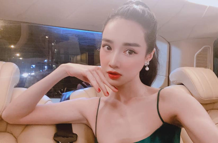 Xương quai xanh của Nhã Phương nhô lên khiến đôi vai không còn là mảnh mai nữa mà trông rất thiếu sức sống.