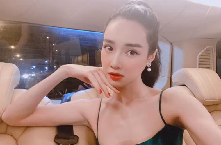 Xương quai xanh của Nhã Phương nhô lên khiến đôi vai không còn là mảnh mai nữa mà trông rất thiếu sức sống.