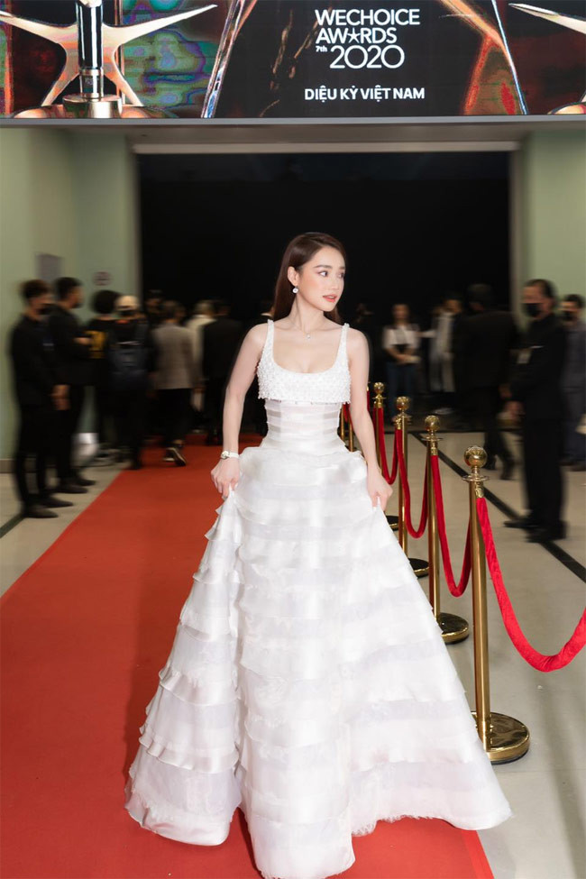 "Vợ tôi ngày ngủ 2-3 tiếng, sáng 6h đã dậy tập thể dục. Vợ tôi là mẫu người bị hoang tưởng về cân nặng, chỉ cần tăng 1kg cũng than, dù ngày nào cũng chẳng tăng cân... Cô ấy ăn rất nhiều nhưng không hề mập, tất cả nhờ tôi lo về dinh dưỡng", Trường Giang chia sẻ.