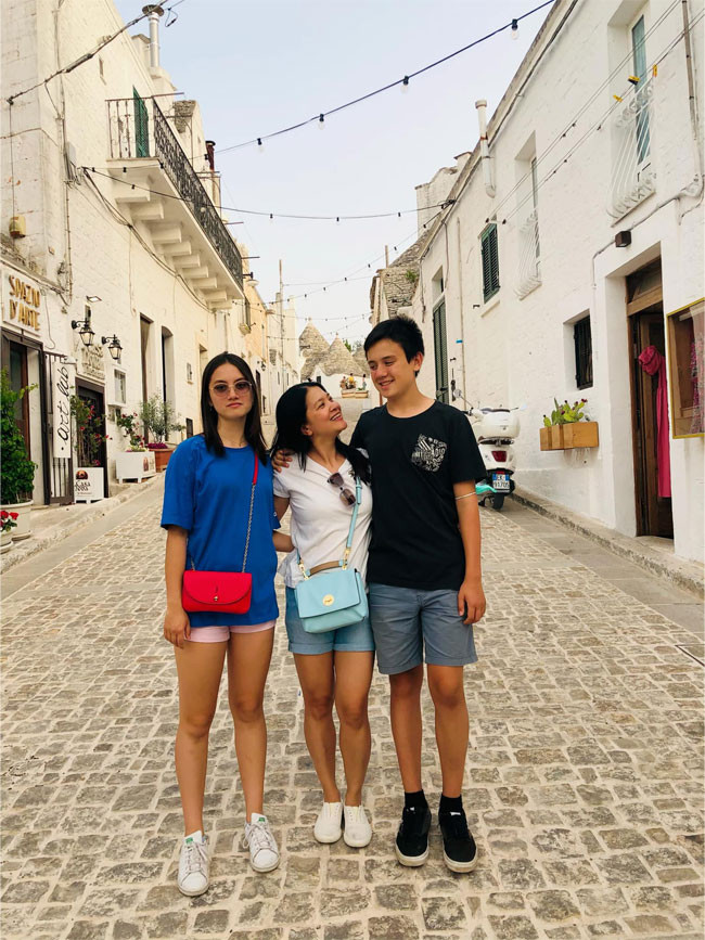 Kim Ngân luôn tỏ ra tự ti khi đứng chụp ảnh cùng hai con vì mỗi năm cô lại bé nhỏ hơn trước chiều cao nổi trội của con trai và con gái.