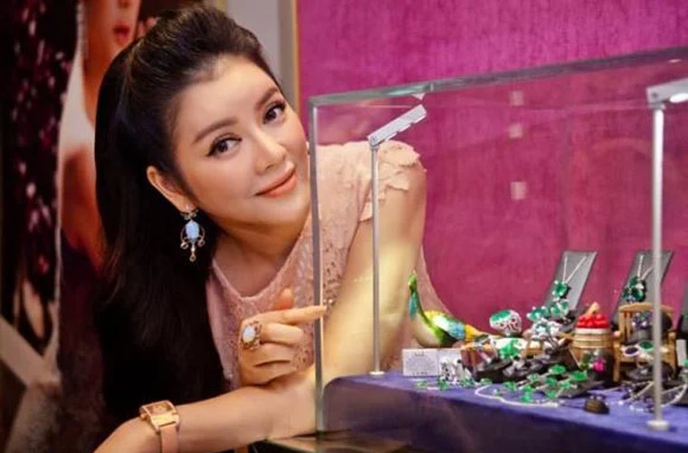 Mới đây, trong một chương trình, Lý Nhã Kỳ gây sốc với câu nói: "Mỗi khi buồn tôi sẽ lấy hột xoàn ra đếm cho quên đi nỗi cô đơn".