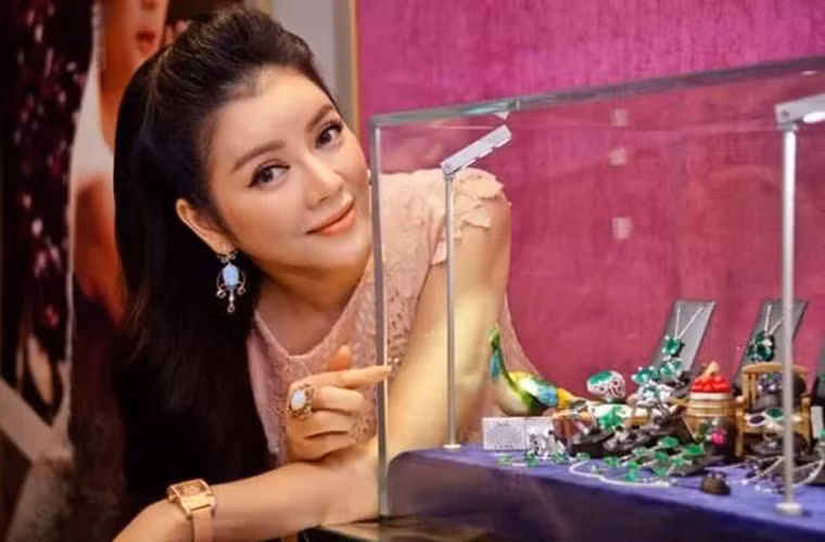 Mới đây, trong một chương trình, Lý Nhã Kỳ gây sốc với câu nói: "Mỗi khi buồn tôi sẽ lấy hột xoàn ra đếm cho quên đi nỗi cô đơn".