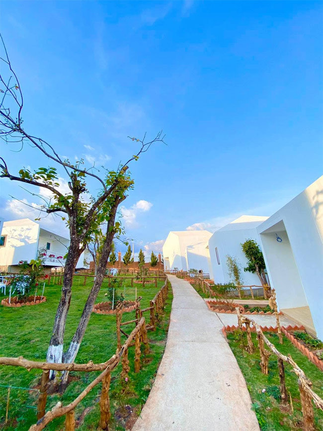 Khu resort của nữ diễn viên Lý Nhã Kỳ gồm 16 căn villa, có khu vực tiệc ngoài trời sức chứa 100 khách. Cô để riêng một villa không cho thuê nhằm tiện cho mình mỗi khi về nghỉ ngơi.