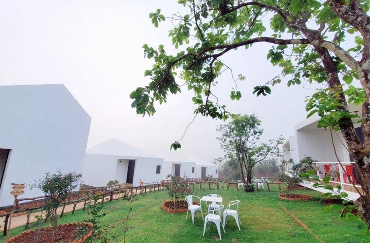 Cách đây 1 năm, Lý Nhã Kỳ đầu tư xây dựng một khu rerort rất rộng và đẹp ở Đà Lạt vừa để ở, vừa kinh doanh. Khu resort của cô rất đông khách và tọa lạc trên khu đất rộng tới 7000m2.