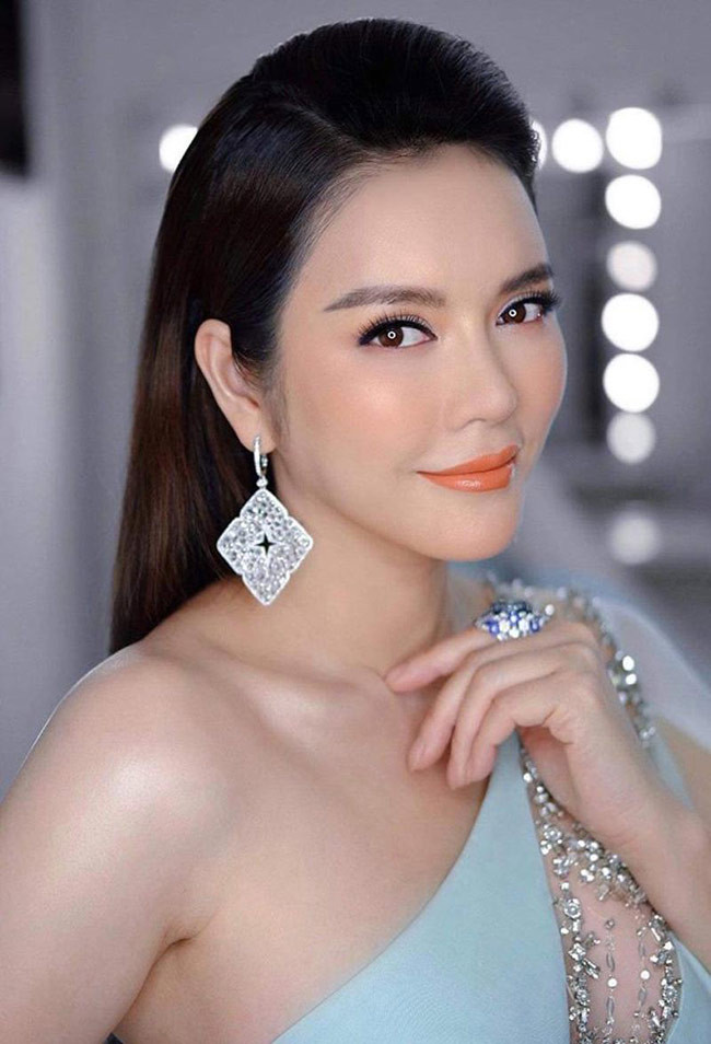 Lý Nhã Kỳ sở hữu số kim cương rất giá trị trong đó có chiếc nhẫn kim cương theo một số nguồn tin có giá khoảng 5 triệu USD (khoảng hơn 100 tỷ đồng).