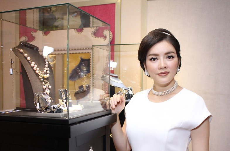Có lẽ câu nói của Lý Nhã Kỳ cũng không phải là quá bởi cô là chủ một cửa hàng kim cương và sở hữu khối tài sản khổng lồ.