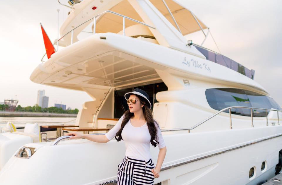 Nữ diễn viên “Kiều nữ và đại gia” cũng sở hữu một chiếc du thuyền hạng sang trị giá 100 tỷ đồng. Ngoài ra, mỗi tháng cô tốn 10.000 USD chi phí bảo dưỡng du thuyền và mỗi năm tốn 25.000 USD để bảo dưỡng du thuyền ở Hong Kong.