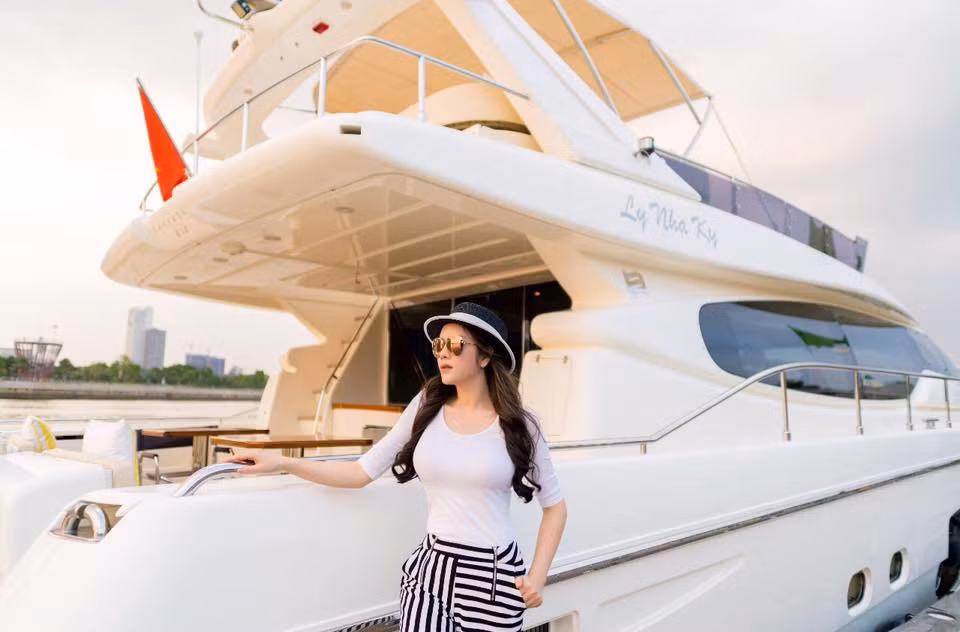 Nữ diễn viên “Kiều nữ và đại gia” cũng sở hữu một chiếc du thuyền hạng sang trị giá 100 tỷ đồng. Ngoài ra, mỗi tháng cô tốn 10.000 USD chi phí bảo dưỡng du thuyền và mỗi năm tốn 25.000 USD để bảo dưỡng du thuyền ở Hong Kong.