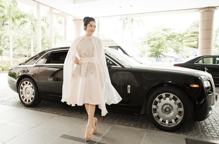 Lý Nhã Kỳ còn là chủ nhân của chiếc xe sang Rolls-Royce Ghost trị giá khoảng 40 tỷ đồng và một chiếc xe mui trần có giá khoảng hơn 12 tỷ đồng.