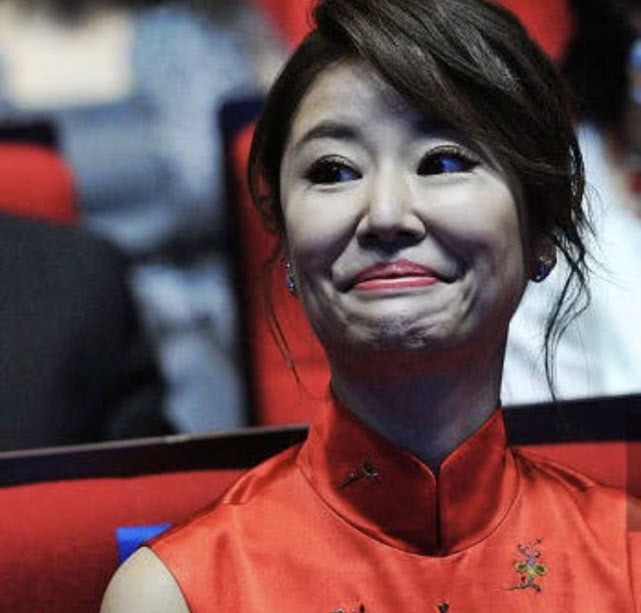 Những khoảnh khắc cười như thế này, Lâm Tâm Như lộ rất nhiều nếp nhăn trên mặt. (Ảnh: Sina)