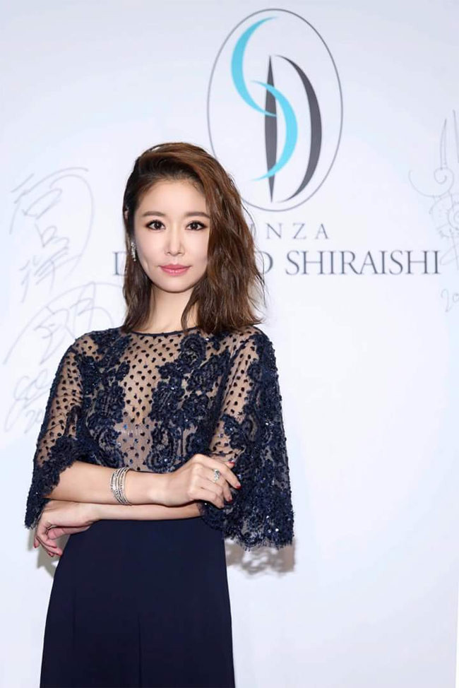 Trái lại, khi đã được photoshop, nữ diễn viên sinh năm 1976 lại đẹp long lanh và không hề gợn một chút vẻ già nua nào. (Ảnh: QQ)