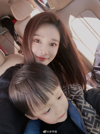 Theo Ettoday, con trai của Trác Hanh Du năm nay lên 3 tuổi. Cậu bé gây sốt cộng đồng mạng xứ Trung nhờ vẻ ngoài đáng yêu với làn da trắng, đôi mắt tròn xoe giống hệt "hoàng tử nhí".