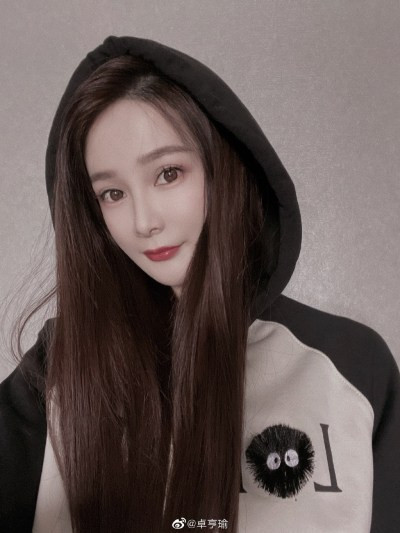 Nhan sắc của nữ diễn viên đóng thế Dương Mịch cũng ngày một "thăng hạng". Trong những bức ảnh selfie, gương mặt của cô vẫn xinh đẹp và cuốn hút giống đàn chị.