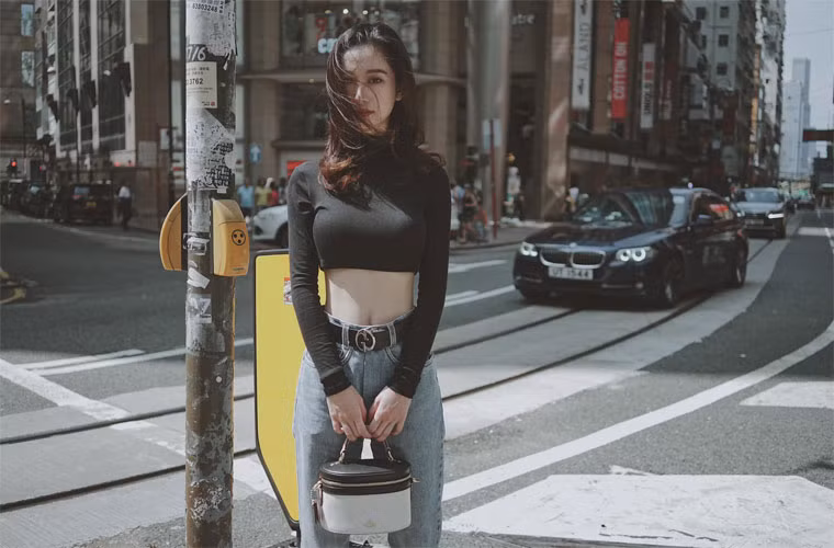 Vòng eo của diễn viên Jun Vũ cũng nhận được nhiều lời khen ngợi vì thon gọn, phẳng lì.