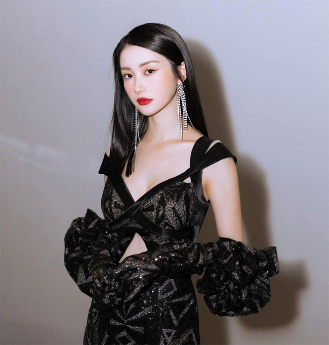 Cô cũng là gương mặt quen thuộc trong các MV ca nhạc đình đám như: "Sau tất cả", "Chạm đáy nỗi đau", "Chạm khẽ tim anh một chút thôi"...