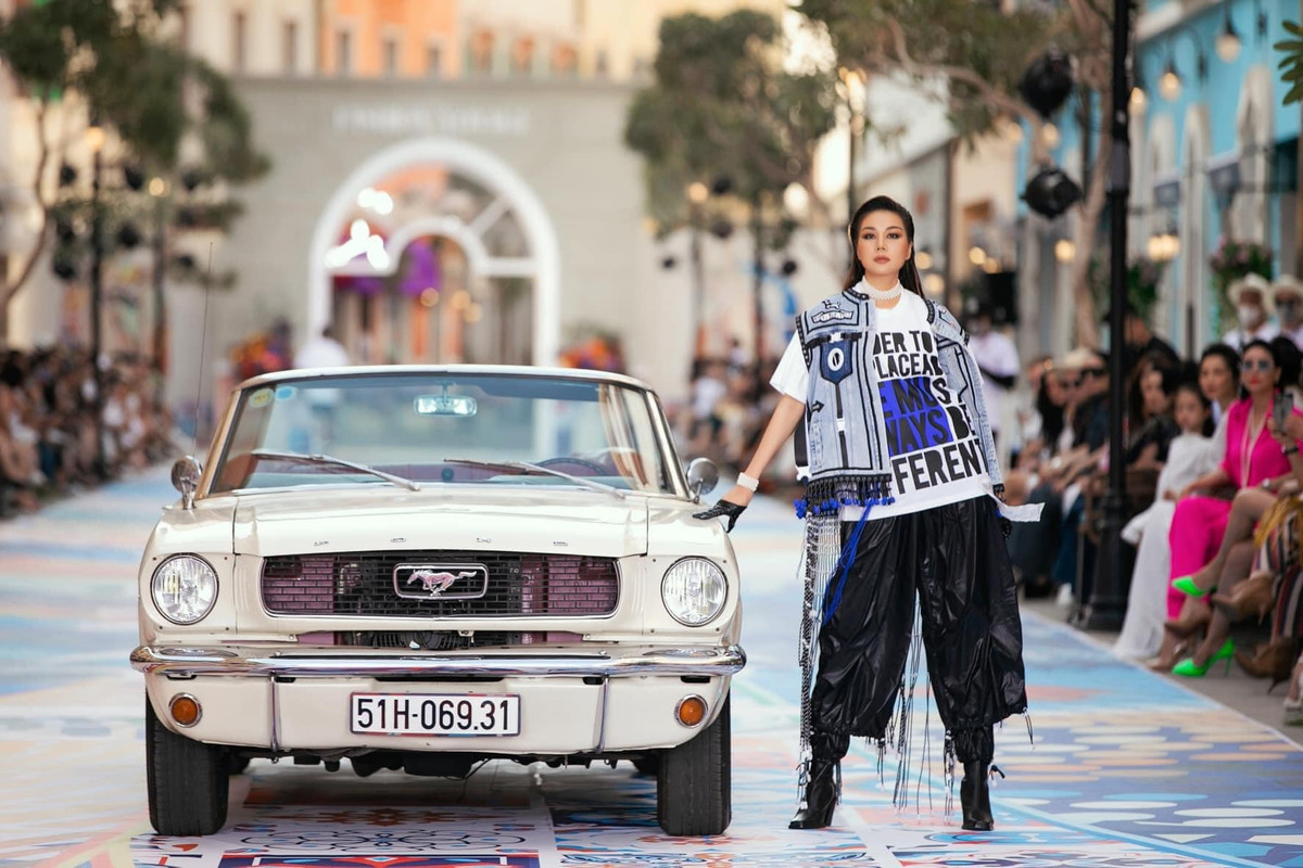 Cô được xem là biểu tượng thời trang của mùa này.