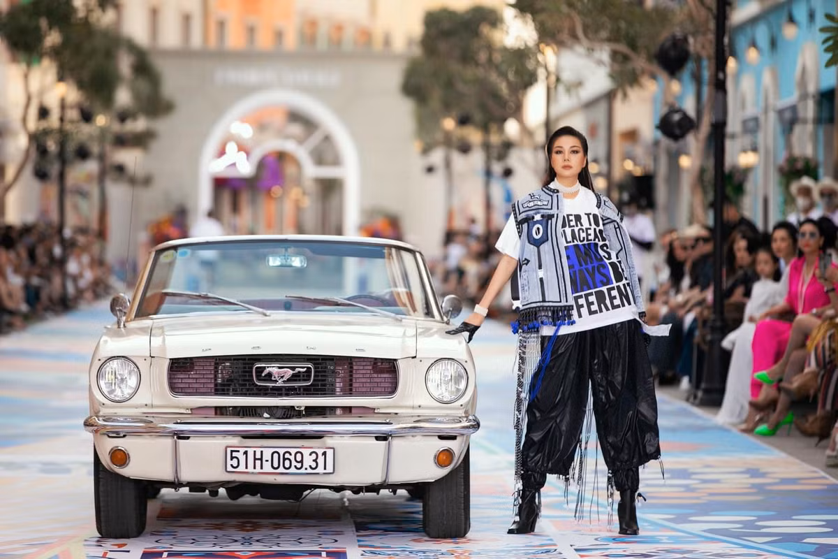 Cô được xem là biểu tượng thời trang của mùa này.