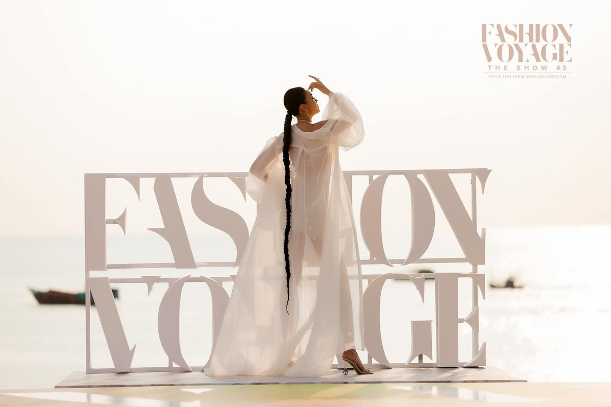 Thanh Hằng catwalk thần thái đỉnh cao xứng danh cựu siêu mẫu đình đám của làng giải trí.