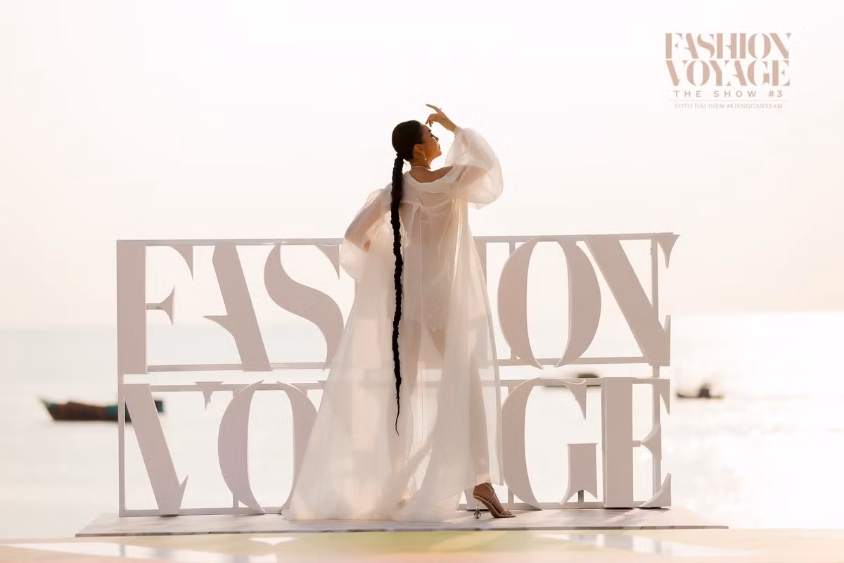 Thanh Hằng catwalk thần thái đỉnh cao xứng danh cựu siêu mẫu đình đám của làng giải trí.