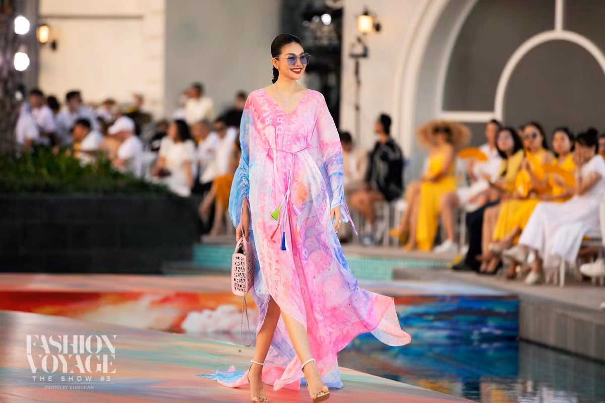 Quản lý fanpage của Thanh Hằng lập tức đáp lại: "Chị đẹp rớt cả giới tính của bé admin".