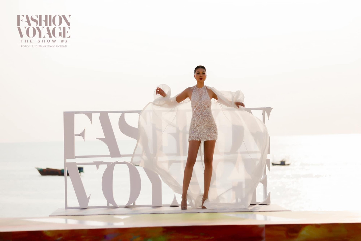 Trong BST của NTK Lê Thanh Hòa, mỹ nhân phim "Chị chị em em" khoe triệt để đôi chân dài 1,12m đẹp nuột nà.