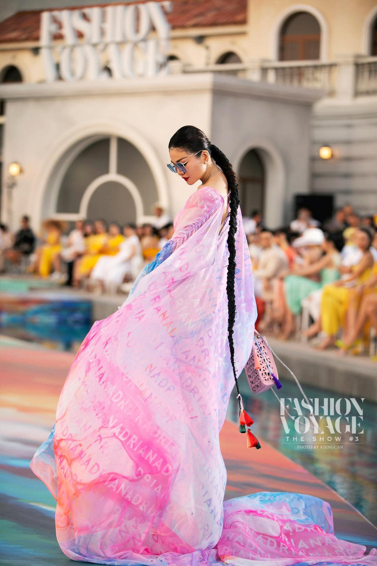 Siêu mẫu Thanh Hằng tỏa sáng trên sàn runway ngoài trời ở đảo ngọc Phú Quốc.