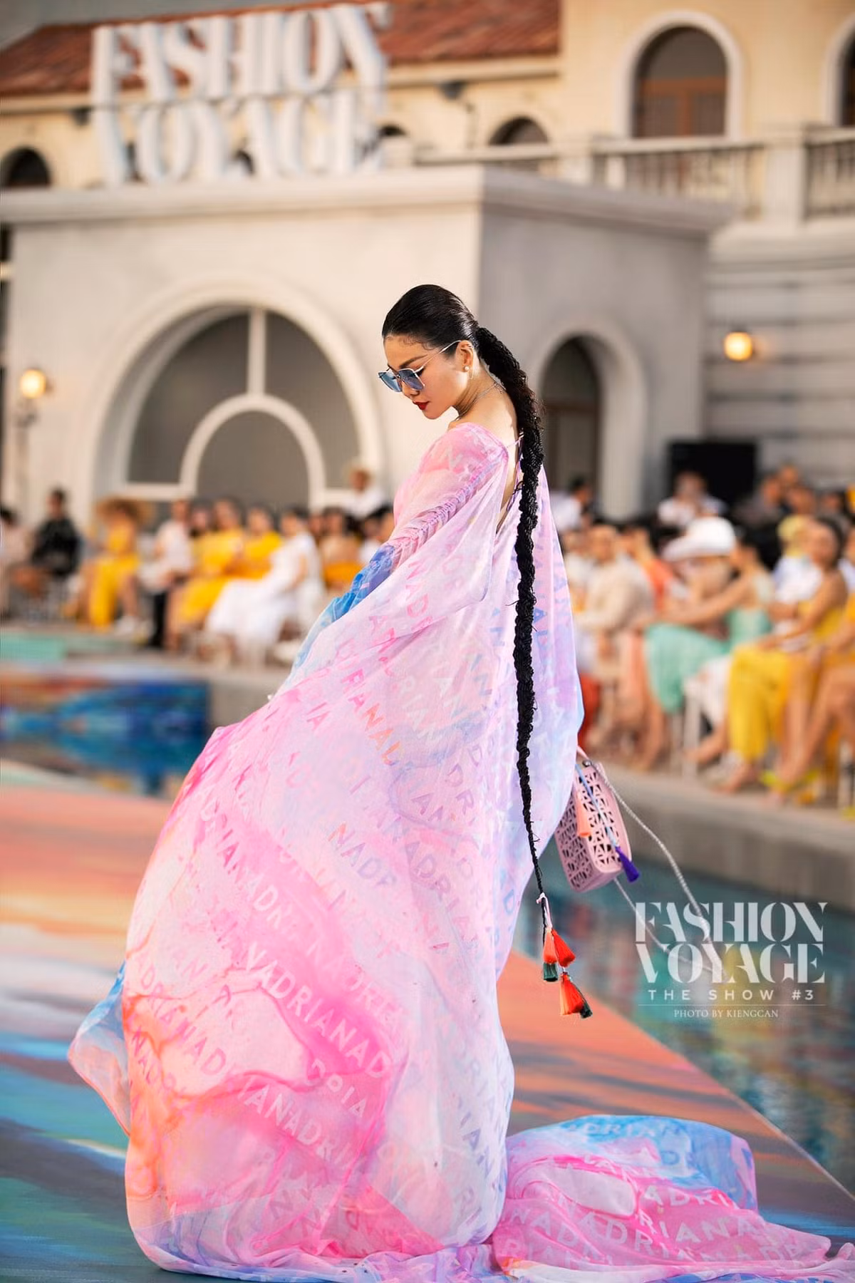 Siêu mẫu Thanh Hằng tỏa sáng trên sàn runway ngoài trời ở đảo ngọc Phú Quốc.