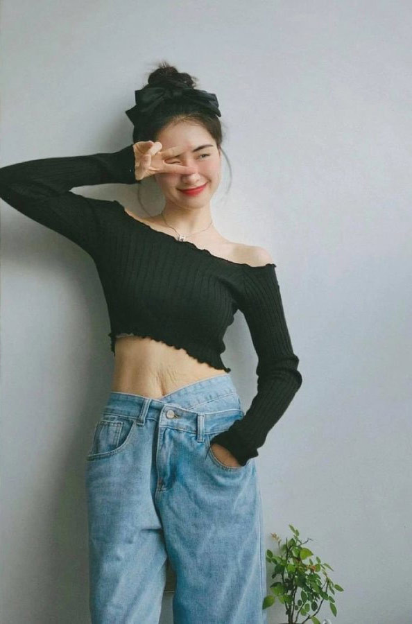 Nữ ca sĩ sinh năm 1995 tự tin mặc áo crop top khoe bụng rạn.