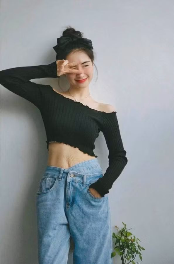 Nữ ca sĩ sinh năm 1995 tự tin mặc áo crop top khoe bụng rạn.