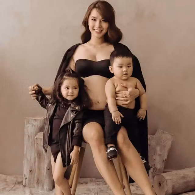 Trải qua ba lần sinh con liên tiếp nên ca sĩ Hải Băng cũng bị rạn da bụng rất nhiều.