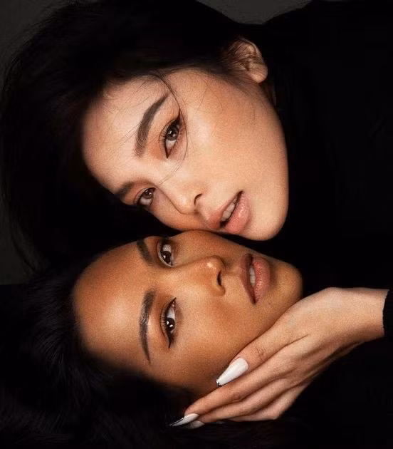 Im lặng trước những đồn đoán, cặp đôi thường xuyên chia sẻ ảnh tình tứ bên nhau.